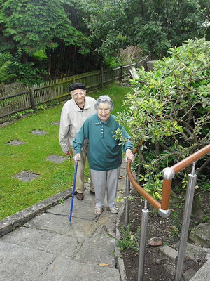Älteres Ehepaar am Aufgang im Garten